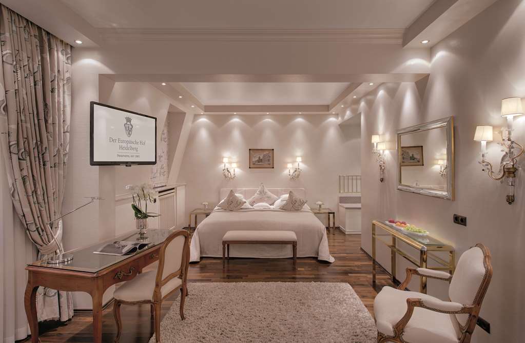 Europaeischer Hof Heidelberg / Junior Suite Living Example