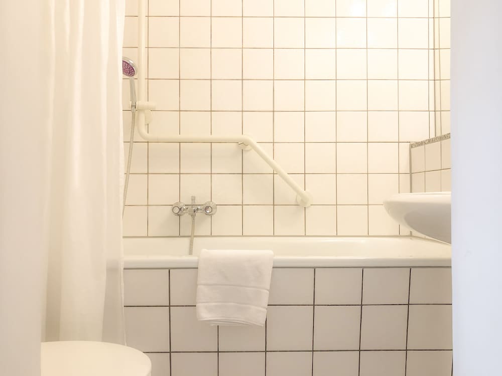 Deep soaking bathtub