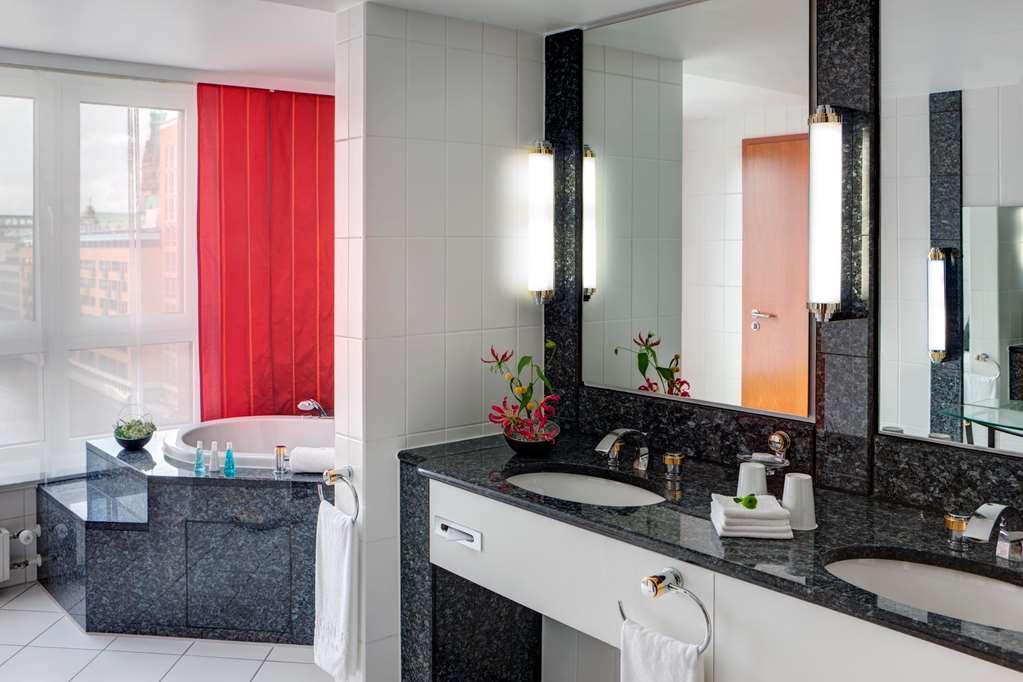 Steigenberger Hotel Hamburg, Germany - Superior Suite bathroom