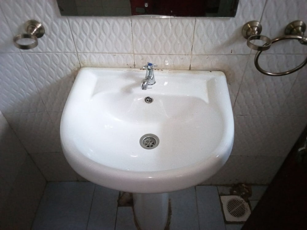 Bathroom sink