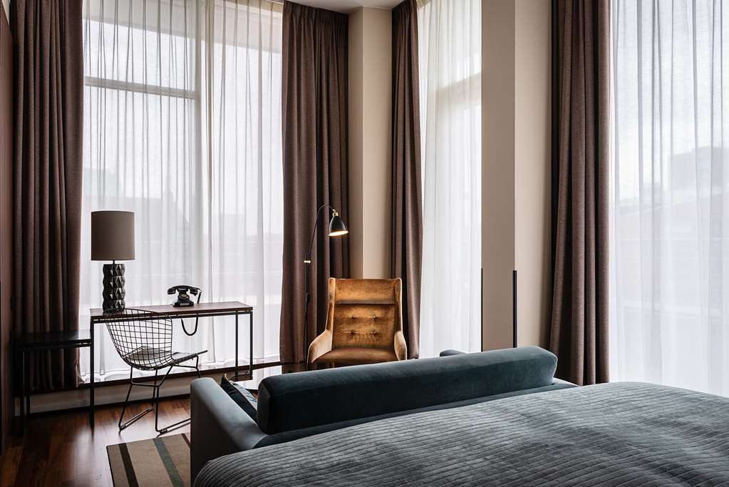 ameron speicherstadt zimmer juniorsuite hafencity bett couch sessel schreibtisch fenster quer