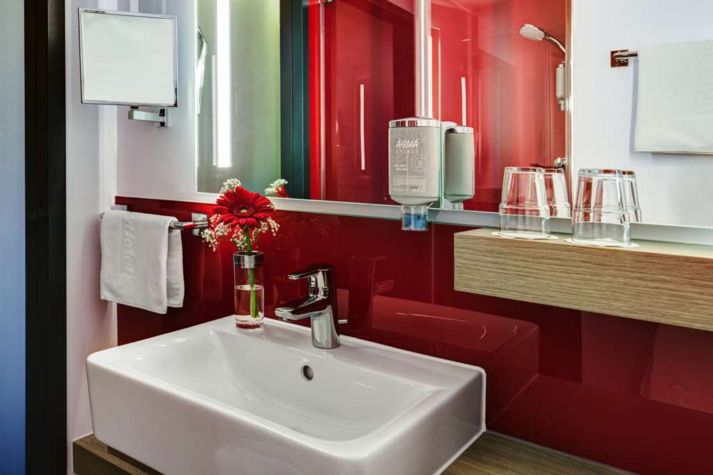 IntercityHotel Frankfurt Airport, Germany, bathroom