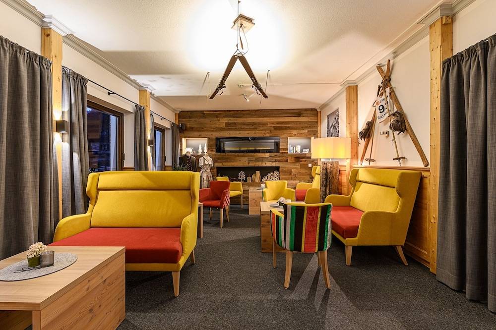 Lobby lounge