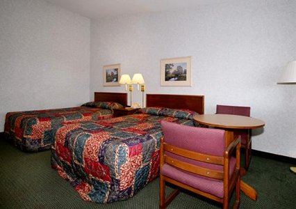Econo Lodge Bloomington - photo 4