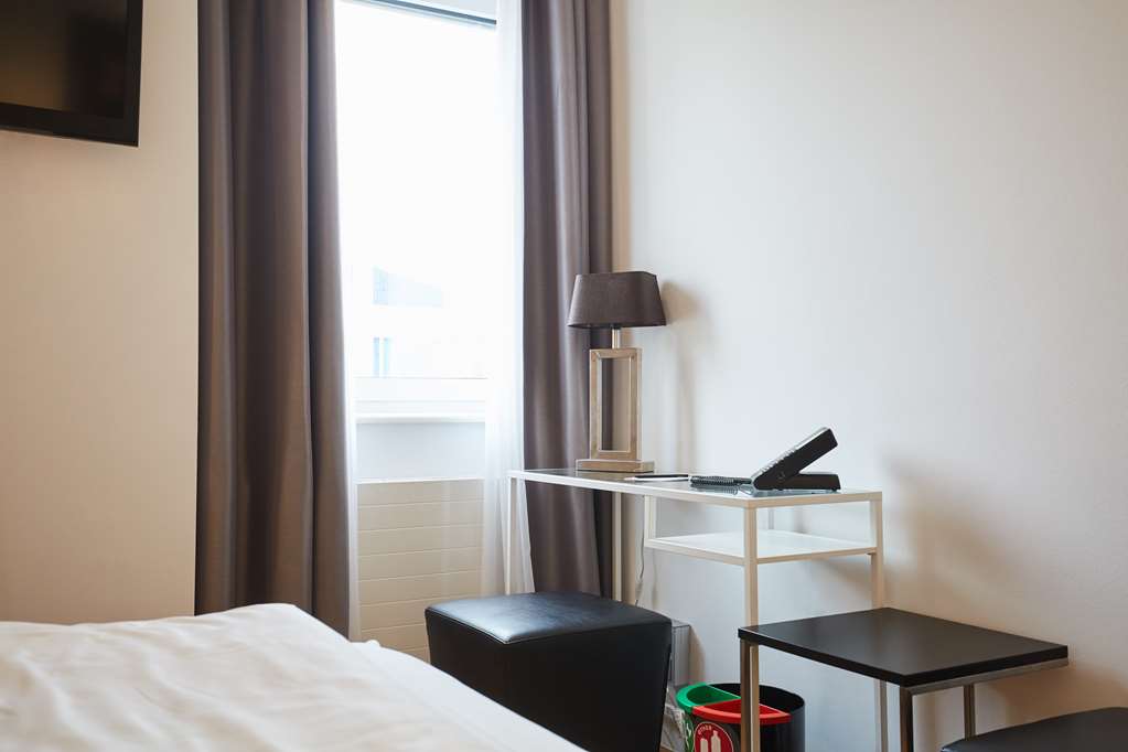 scandic berlin kurfuerstendamm room singleuse sr windwo desk phone