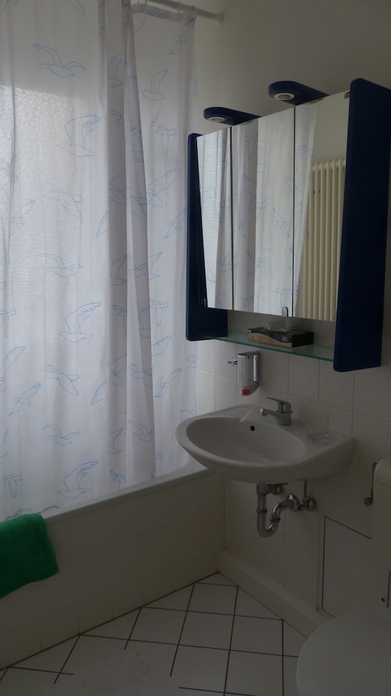 Deep soaking bathtub