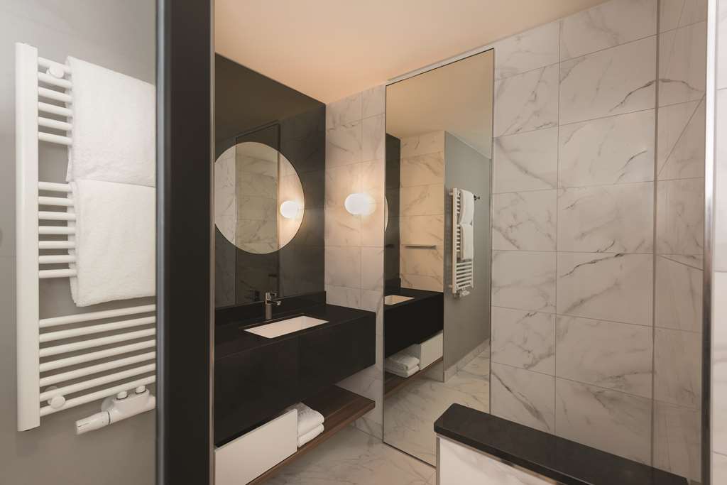 adina apartment hotel nuremburg studio bathroom