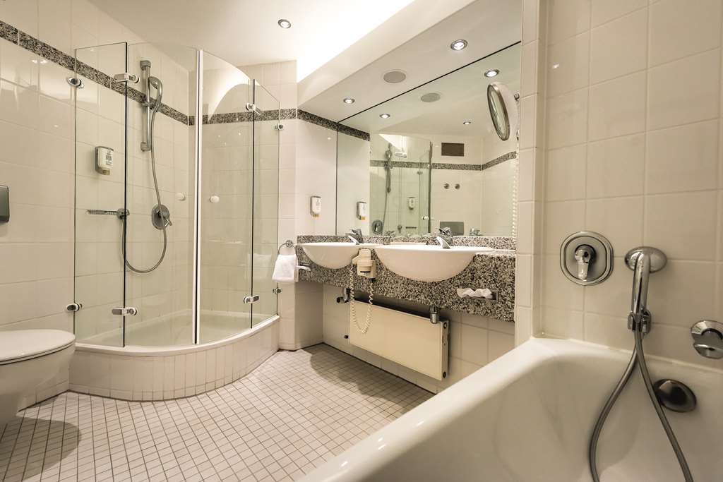 seminaris hotel leipzig suite bathroom high