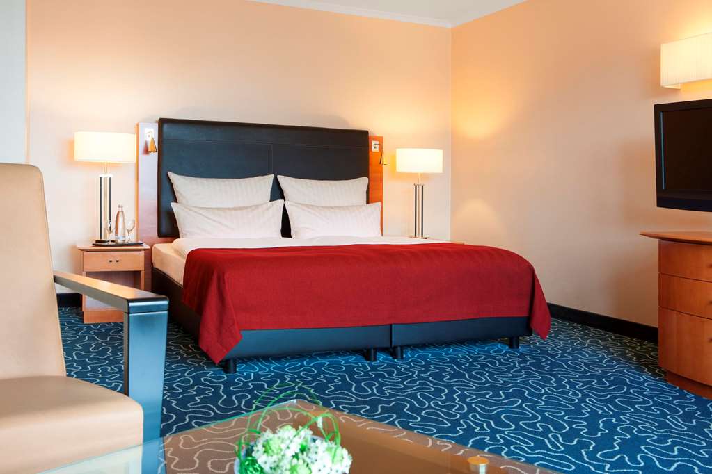 Steigenberger Hotel Hamburg, Germany - Junior Suite sleeping area