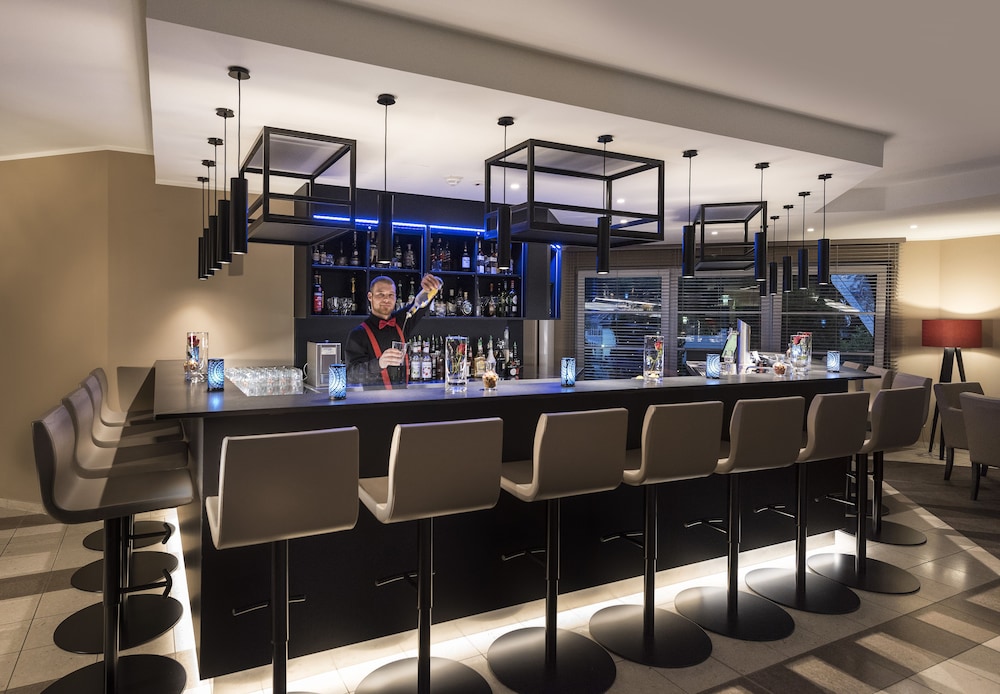 Swim-up bar