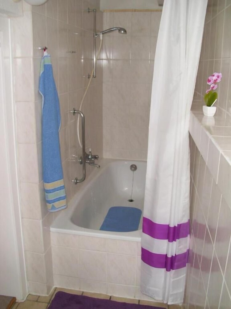 Deep Soaking Bathtub