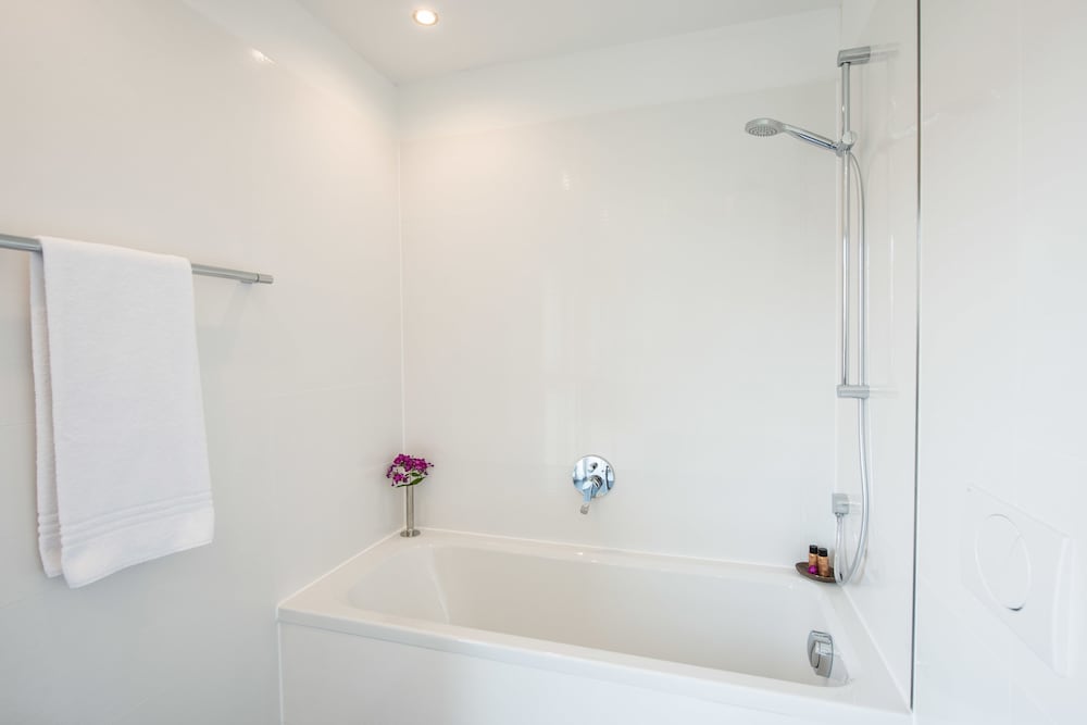 Deep soaking bathtub