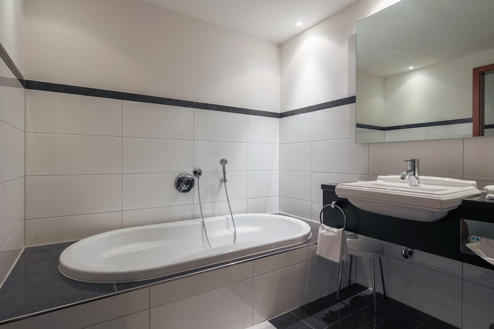 Deep soaking bathtub