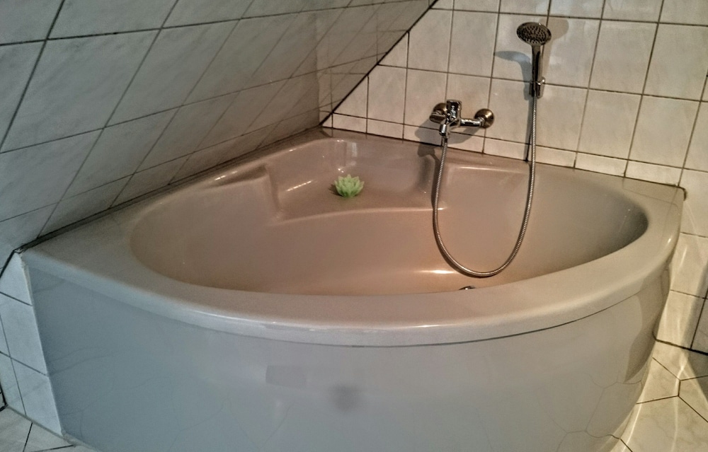 Deep soaking bathtub