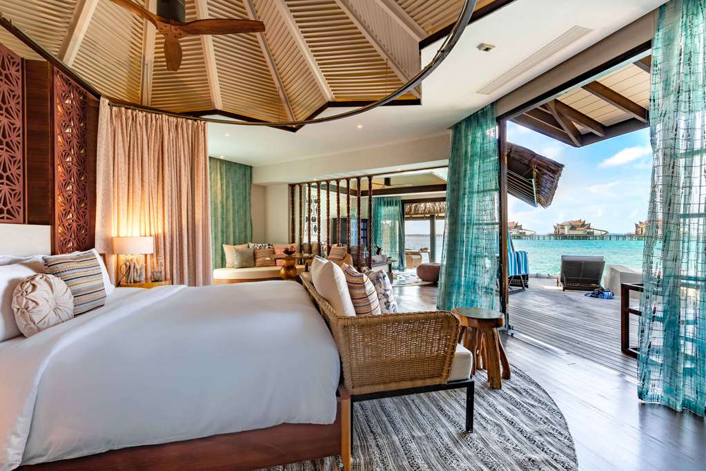 OZEN RESERVE BOLIFUSHI Ocean Pool Suite with Slide Master Bedroom