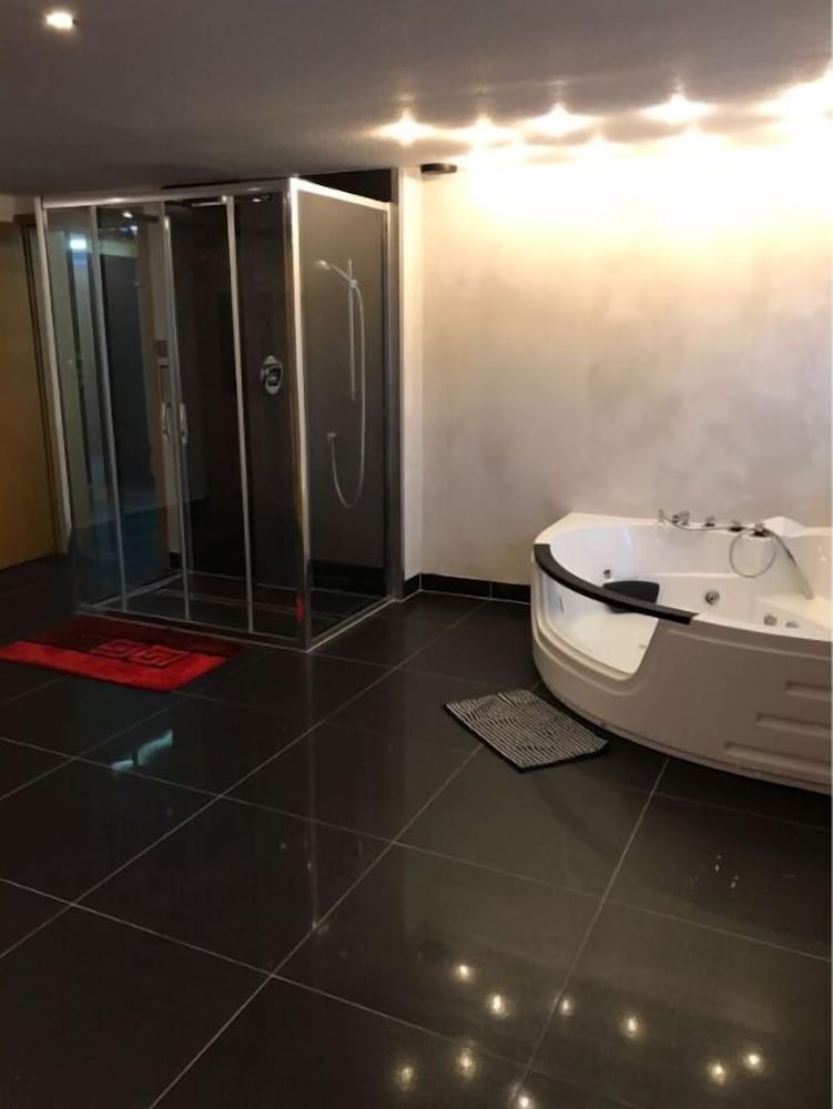 Private spa tub
