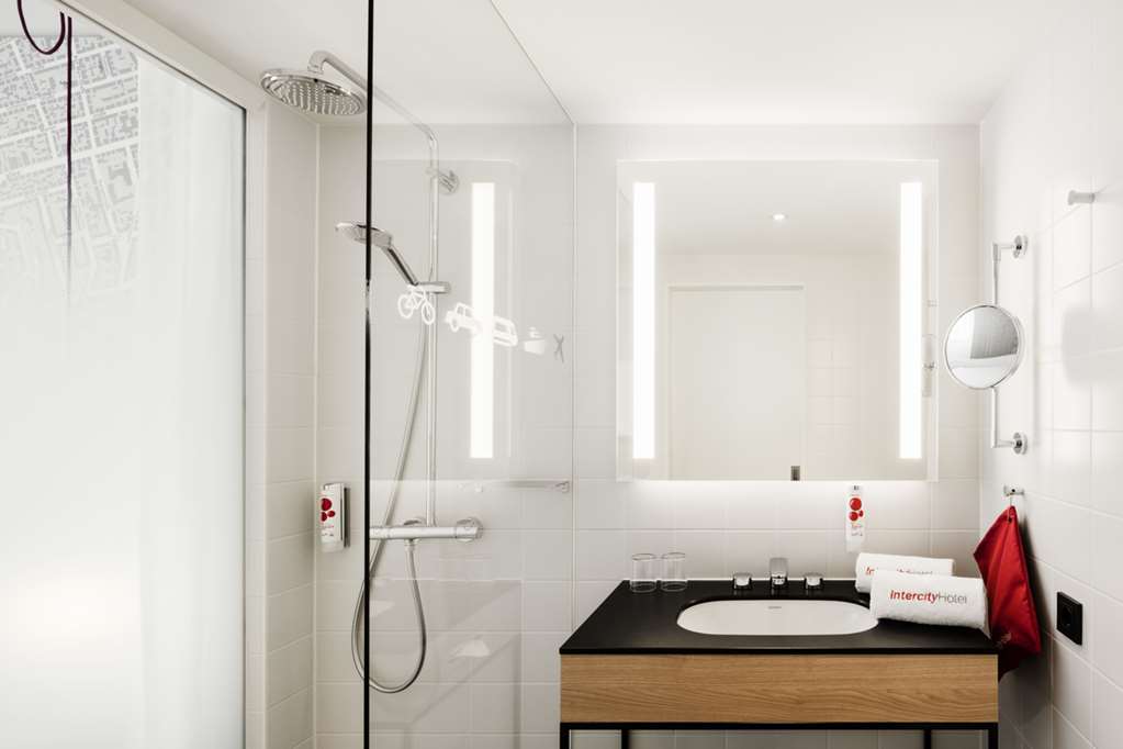 Intercityhotel Frankfurt Hauptbahnhof Sued, Frankfurt, Germany - Guest bathroom