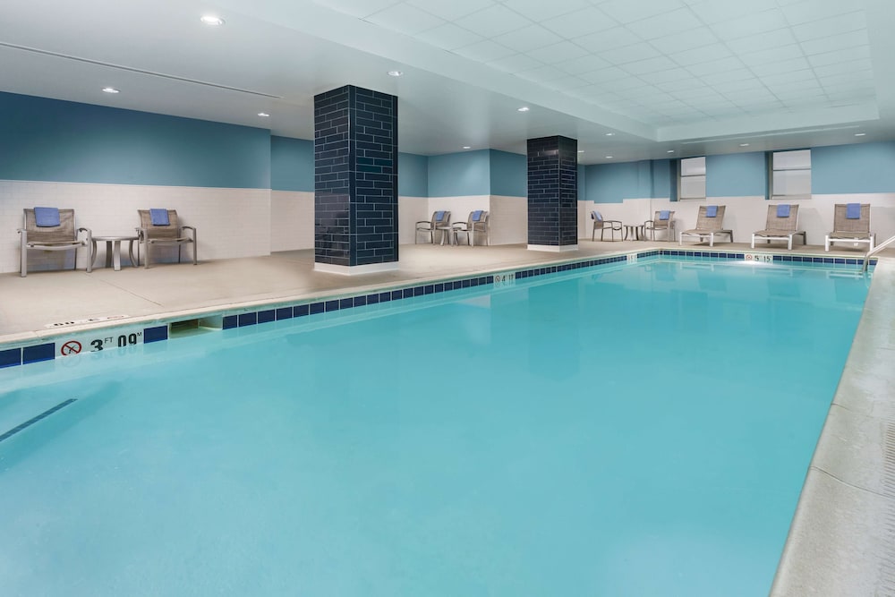 Hampton Inn & Suites Baltimore Inner Harbor - photo 2