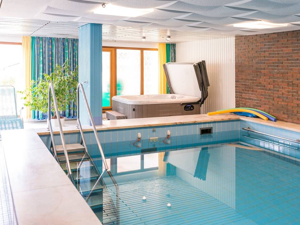 Exercise/lap pool