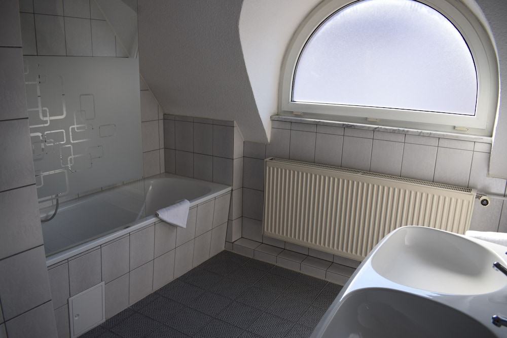 Deep soaking bathtub