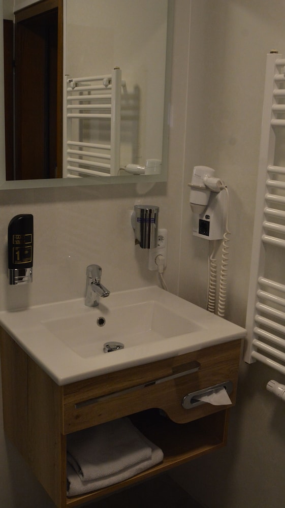Bathroom sink