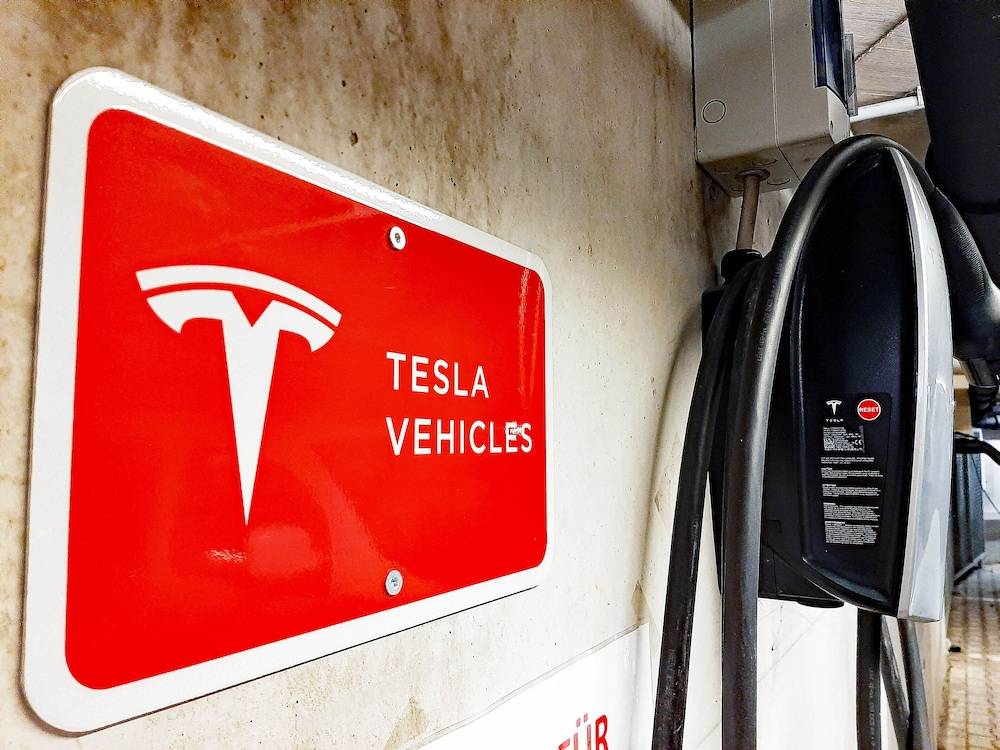 Electric vehicle charging station