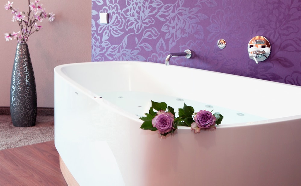 Deep soaking bathtub
