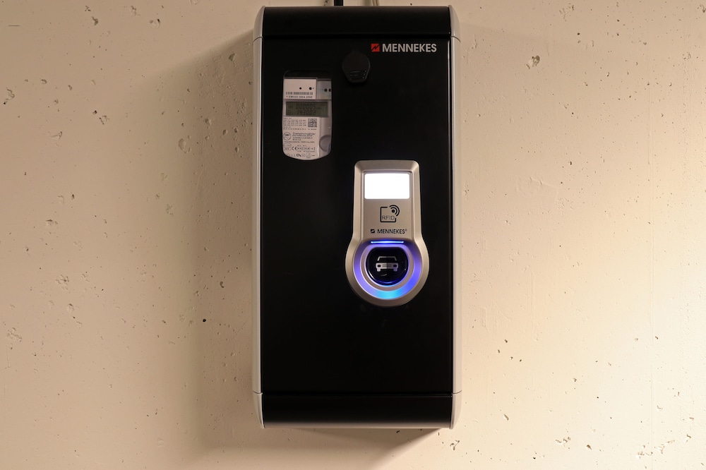 Electric vehicle charging station