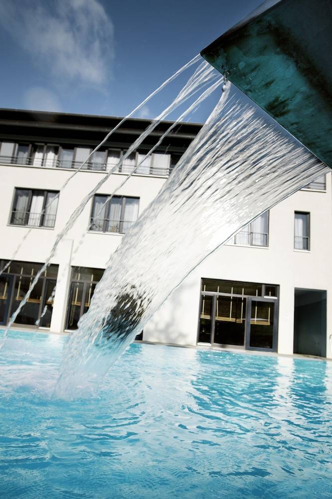 Pool waterfall