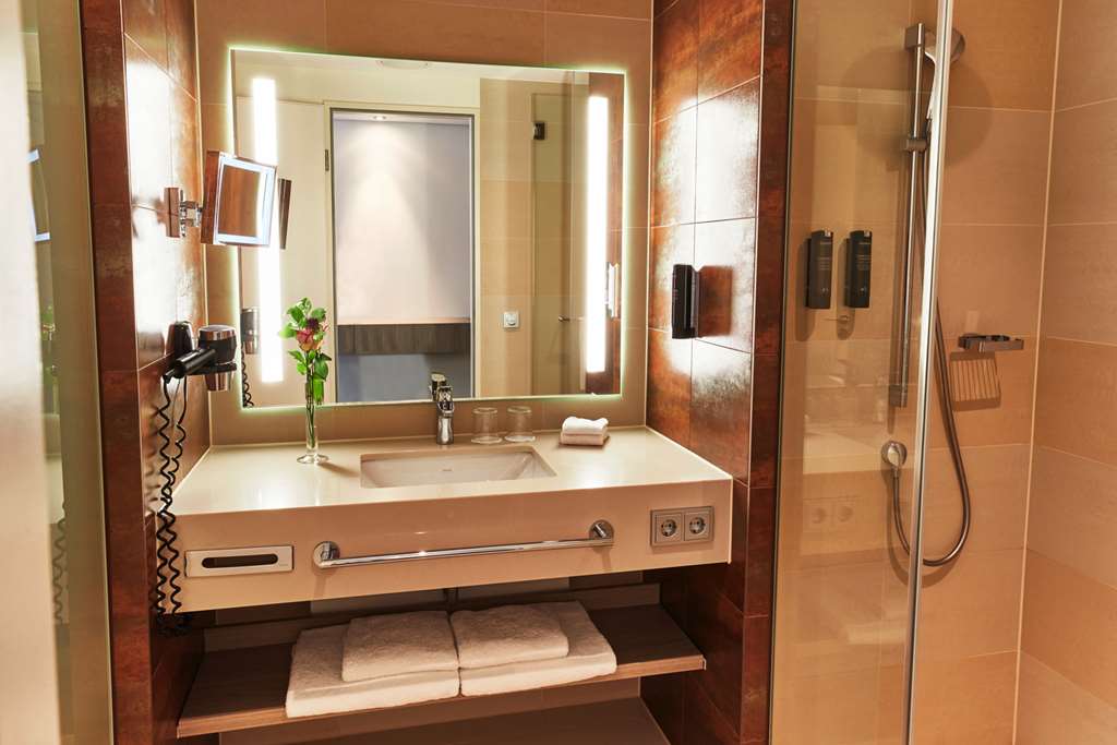 Steigenberger Hotel Bremen, Germany - Deluxe bathoom