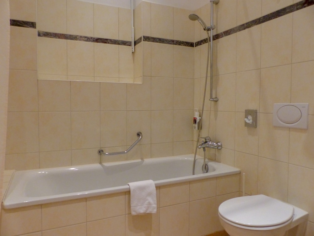 Deep soaking bathtub