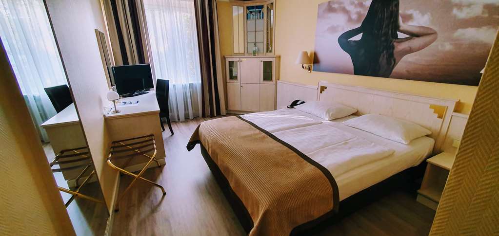 our standard rooms (20m²) are equipped with one queensizebed (160x200cm) and can be used up to 2 guests.