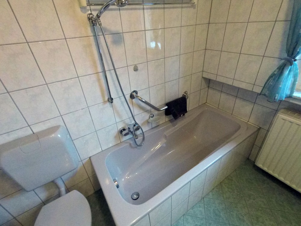 Deep soaking bathtub
