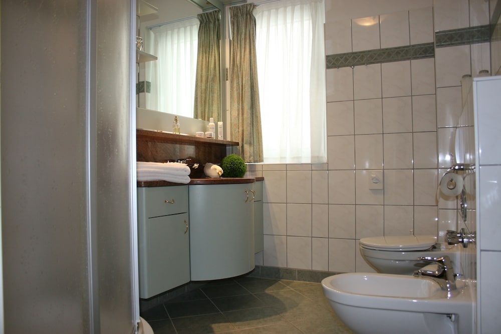 Bathroom amenities
