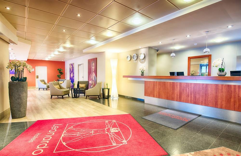 Lobby lounge