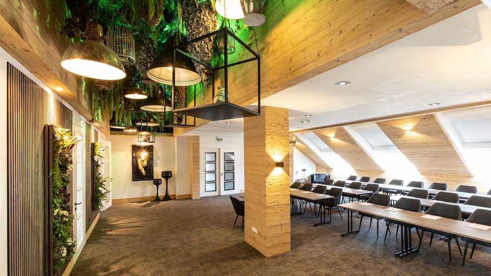 Meeting facility