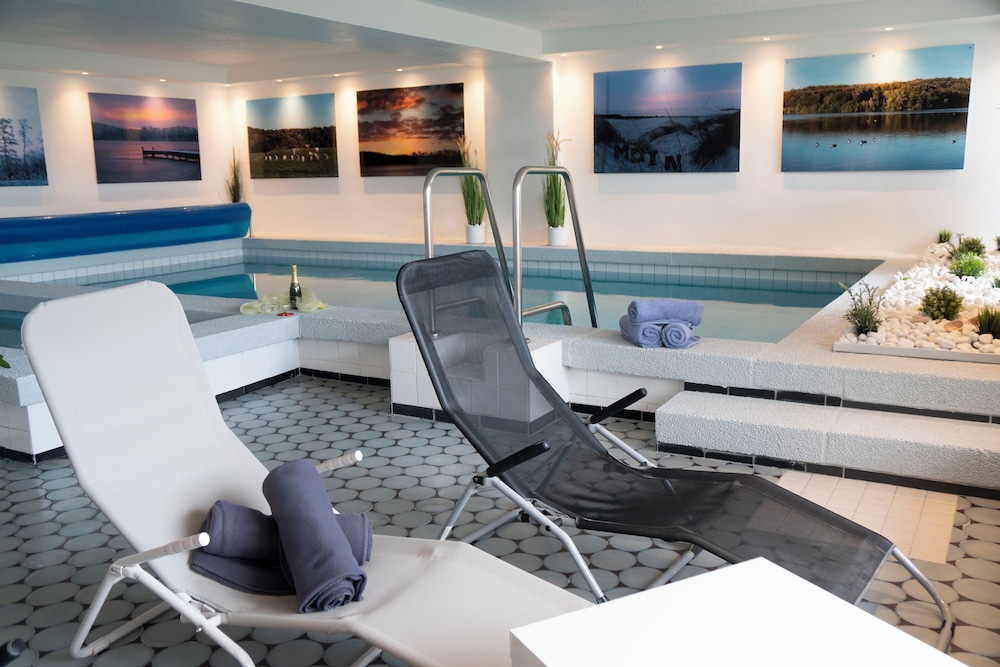 Exercise/lap pool