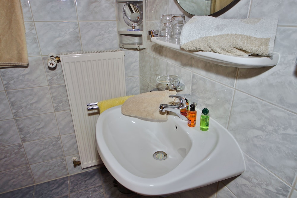 Bathroom sink