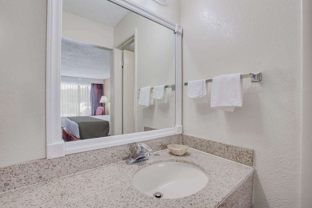 Days Inn by Wyndham Asheville West - photo 5