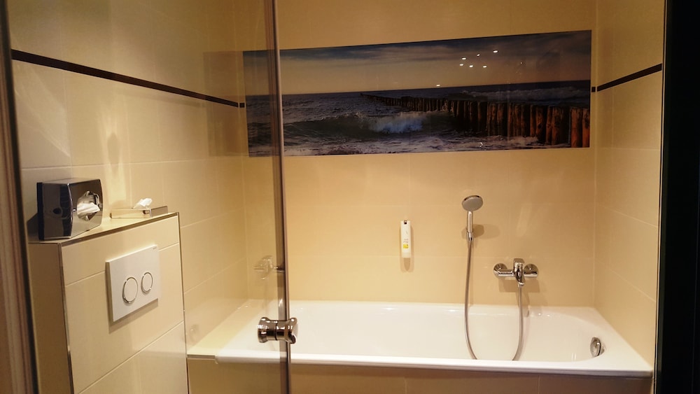 Deep soaking bathtub