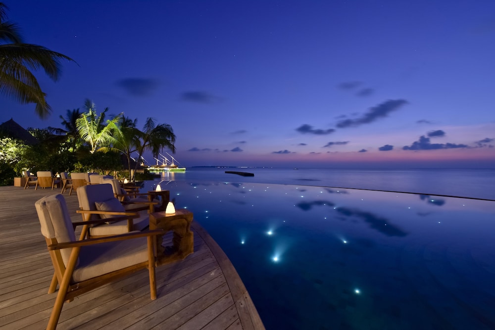 Poolside bar