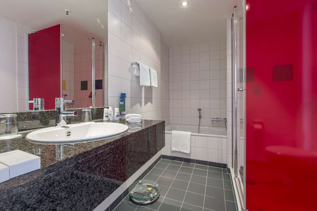 Suite bathroom