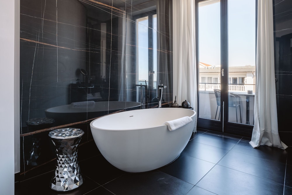 Deep soaking bathtub