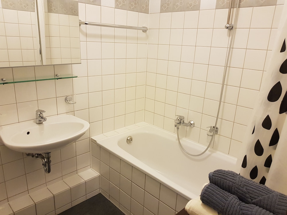 Deep soaking bathtub