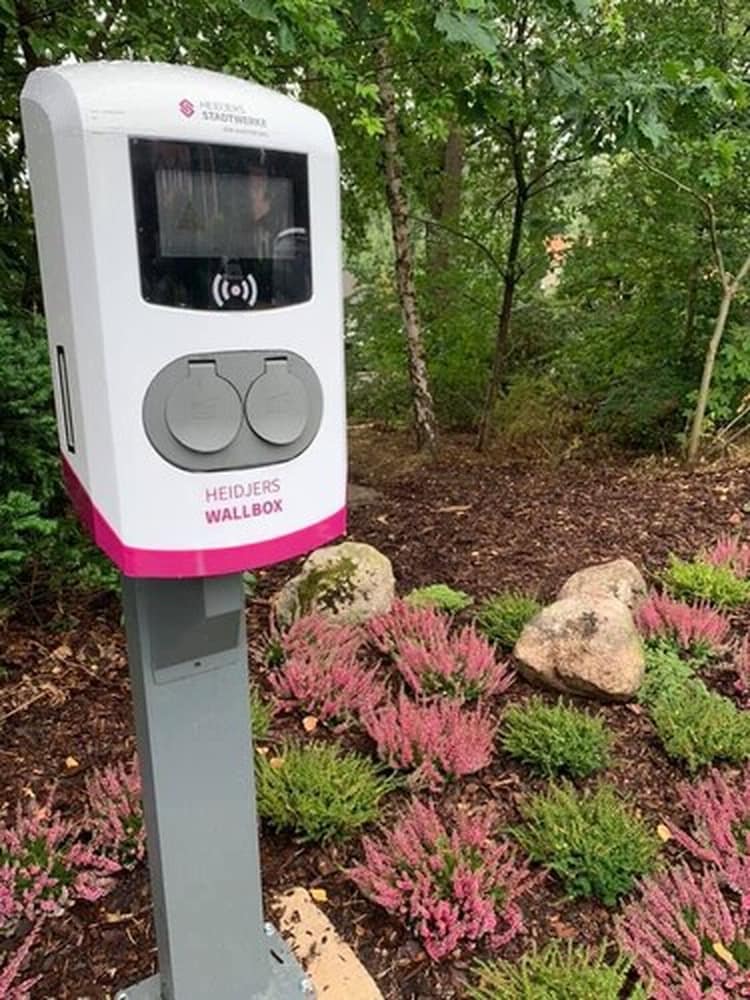 Electric vehicle charging station