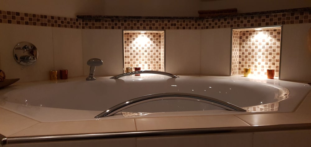 Private spa tub