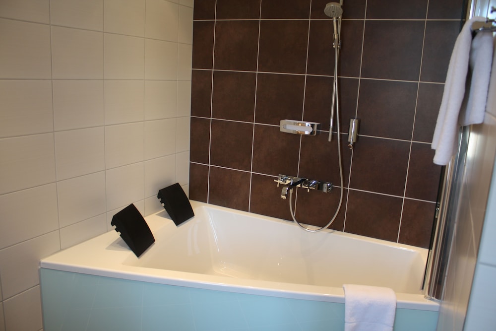 Deep soaking bathtub