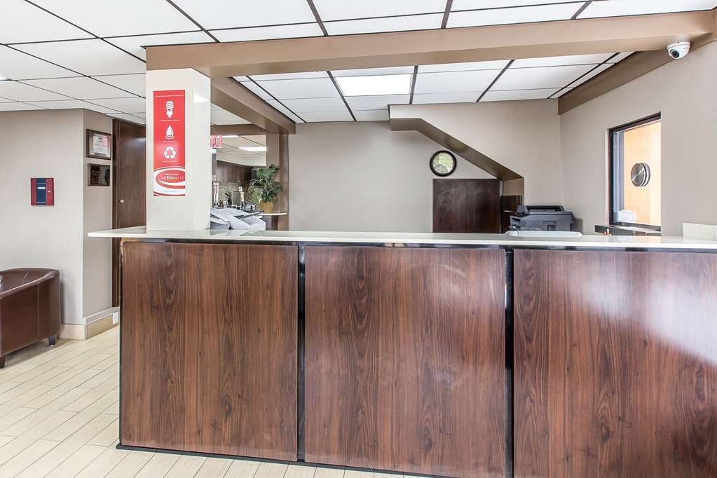 Econo Lodge Midtown - photo 4