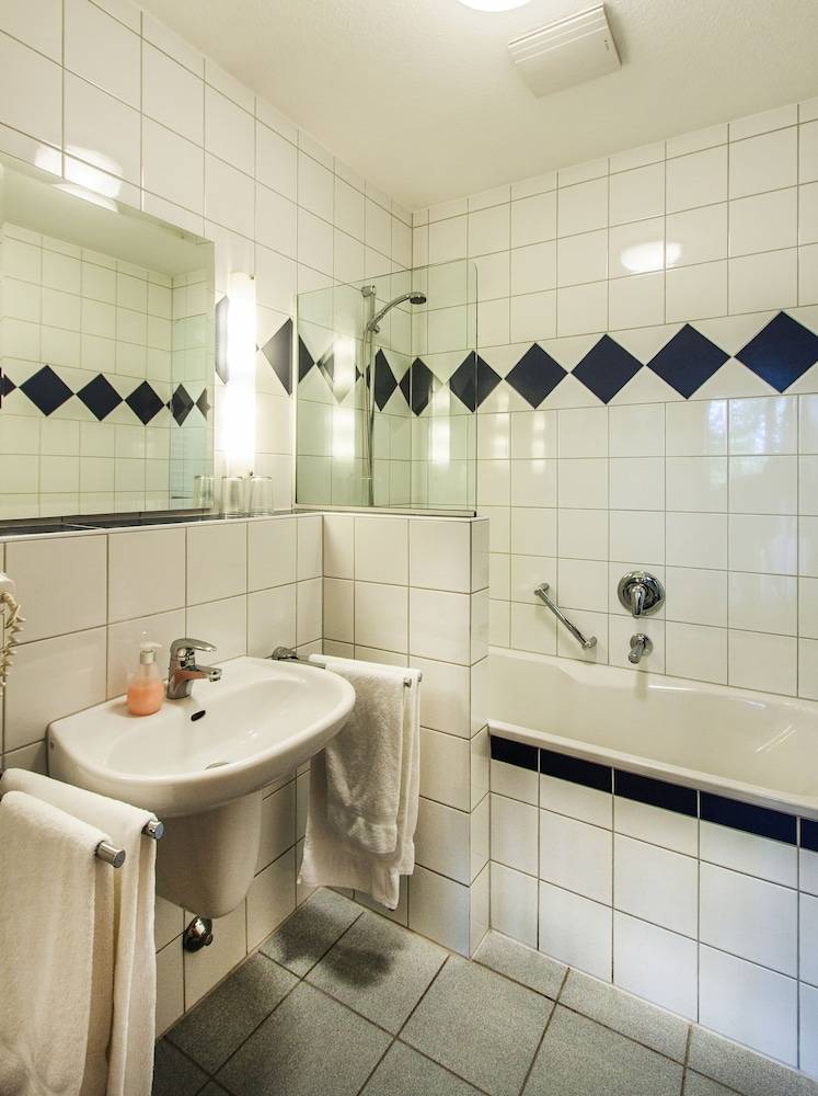 Deep soaking bathtub