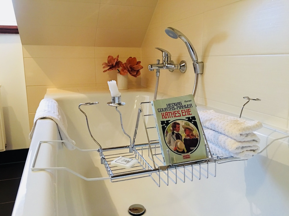 Deep soaking bathtub